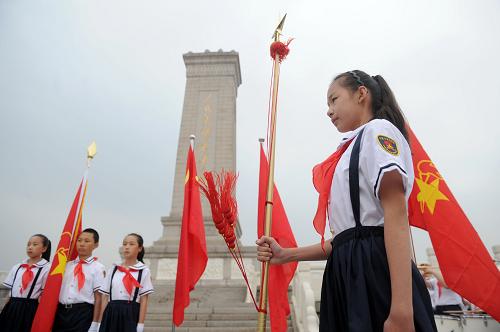 6月1日,少先队员们在人民英雄纪念碑前肃穆站立。新华社记者 罗晓光 摄