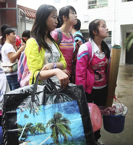 6月6日,来自湖南衡阳县乡镇中学的高考考生被派位到该县第一中学考点,她们准备入住该校提供的临时宿舍。新华社发(曹正平 摄)