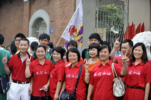 6月7日,在广州执信中学考点门口,家长助威团在为考生助威。新华社记者 陈晔华 摄