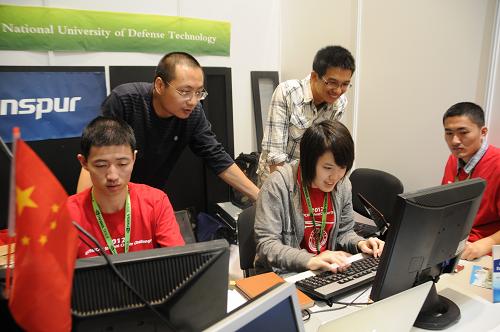 6月20日,中国国防科技大学学生在德国汉堡会议中心内参加“ISC12全球大学生超级计算机竞赛”。新华社记者 郭洋 摄