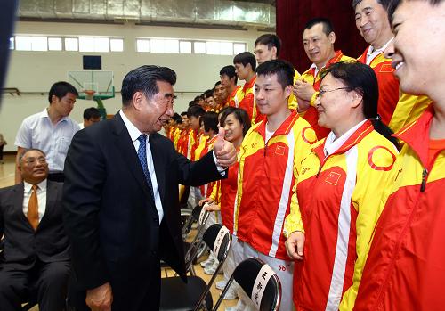 近日,中共中央政治局委员、国务院副总理、国务院残疾人工作委员会主任回良玉,全国政协副主席、国务院残疾人工作委员会副主任、中国残联名誉主席邓朴方来到中国残疾人体育运动管理中心,看望刻苦训练并即将出征伦敦残奥会的中国代表团残疾人运动员、教练员,代表党中央、国务院向他们表示亲切问候和良好祝愿,勉励他们顽强拼搏,再创佳绩,实现人生价值,为祖国和人民赢得新的荣誉。新华社记者 樊如钧 摄