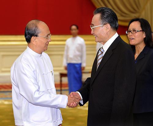 9月14日,正在缅甸进行正式友好访问的中国全国人大常委会委员长吴邦国在内比都会见缅甸总统吴登盛。新华社记者 李涛 摄