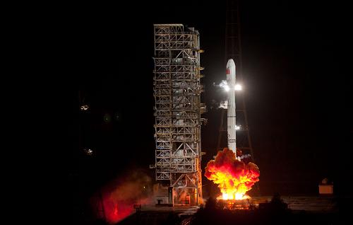 这是9月19日拍摄的载有第十四颗和第十五颗北斗导航卫星的“长征三号乙”运载火箭的发射点火瞬间。新华社记者 江宏景 摄