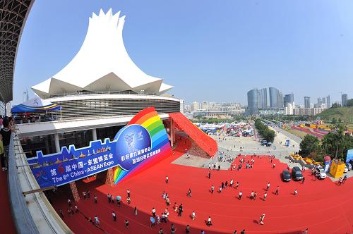 这是第六届中国—东盟博览会期间的“朱槿花”造型南宁国际会展中心(2009年10月24日摄)。9月21日,第九届中国—东盟博览会在广西南宁开幕。自2004年举办首届以来,前八届博览会共吸引了40位中国和东盟国家领导人、32万名各国客商参会,共签下超过110亿美元的贸易订单。作为中国—东盟博览会会址,以南宁市市花——朱槿花为造型的南宁国际会展中心,见证了中国与东盟“10+1>11” 合作共赢的发展模式。新华社记者 周华 摄