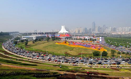 这是第七届中国—东盟博览会期间的“朱槿花”造型南宁国际会展中心(2010年10月24日摄)。新华社记者 黄孝邦 摄