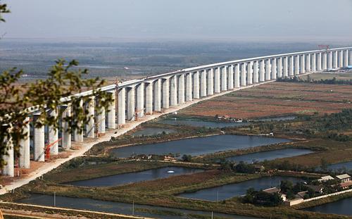 这是10月9日拍摄的晋陕黄河特大桥。10月12日,我国高速铁路跨越黄河最长、建设规模最大的桥梁——大同至西安客运专线晋陕黄河特大桥顺利合龙。据了解,晋陕黄河特大桥连接山西省永济市和陕西省合阳县,是大西客运专线“三隧一桥”重点控制工程之一。大桥全长9969米,自西向东跨越黄河,连接起山西、陕西两省,是目前我国高速铁路跨越黄河最长、建设规模最大的桥梁,堪称“高铁黄河第一桥”。新华社发(高俊 摄)