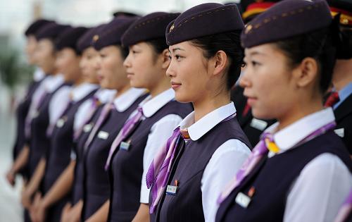 10月16日,列车服务员参加合蚌高铁开通仪式。当日,合肥至蚌埠高速铁路正式开通运营。合蚌高铁是京沪高铁与沪汉蓉客运专线间的高速连通线,也是北京至福州客运专线的组成部分。运营里程132公里,沿线设合肥、合肥北城、水家湖、淮南东、蚌埠南、蚌埠等6座车站,设计时速350公里,运营初期按时速300公里运行。合蚌高铁开通运营,不仅形成合肥北上的快速通道,而且通过已投入运营的合宁、沪宁、合武高铁,把京广、京沪、沪汉蓉三条高铁主干线紧密连接起来,形成我国中部腹地通往环渤海、长三角、珠三角地区的大能力快速客运通道。新华社记者 刘军喜 摄
