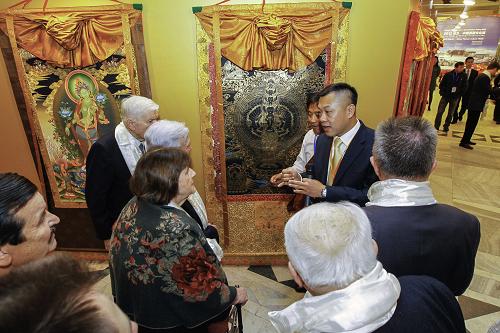 11月5日,在波兰首都华沙,来宾在“2012波兰·中国西藏文化周”上参观西藏唐卡。新华社记者 周磊 摄