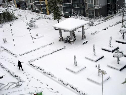 2月19日,在南京市汇景佳园小区内,居民在厚厚的积雪中行走。新华社发(王跃武 摄)