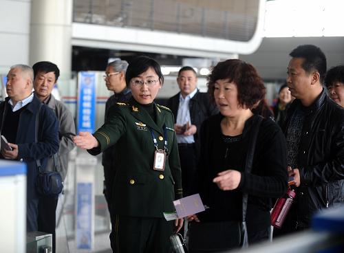 3月6日,齐佳佳在引导出境旅客接受边防检查。边防检查员被称为国门的守护者。在太原武宿国际机场,山西公安边防总队执勤业务二科担负着国际航线出入境边防检查任务。执勤业务二科共有9名检查员,齐佳佳是唯一的女性。齐佳佳今年29岁,2006年从警校毕业后成为一名边防女警。“边检员不仅要严格把守国门,还要为旅客提供优质服务,为出入境旅客营造温馨的通关环境。”齐佳佳说。一个注视旅客的眼神,一个笑容,一个问候的语调,她每天都要坚持练上几十遍。扎实的基本功和严谨的工作态度,保证了她在规定时间内完成验放一名普通旅客的同时,准确率达到100%。没有轰轰烈烈的壮举,没有惊心动魄的故事。正是这份单调、枯燥、平凡的工作,体现了边防检查员的忠诚、敬业和奉献精神。新华社记者 燕雁 摄