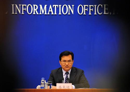 4月15日,国家统计局新闻发言人盛来运在发布会上介绍2013年一季度国民经济运行情况。 新华社记者 陈晔华 摄