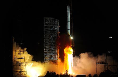 5月2日,载有“中星十一号”通信卫星的“长征三号乙”运载火箭发射升空。当日零时6分,我国在西昌卫星发射中心用“长征三号乙”运载火箭,将“中星十一号”通信卫星发射升空,卫星顺利进入预定转移轨道。新华社记者 韩瑜庆 摄