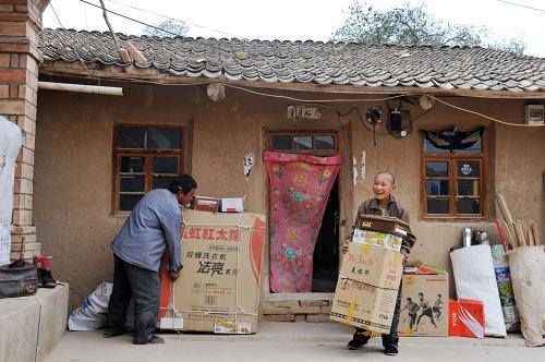 在宁夏回族自治区西吉县张家洼村的老房子内,村民仇风成一家准备迁往贺兰县的移民点(2012年5月20日摄)。新华社记者 彭昭之 摄
