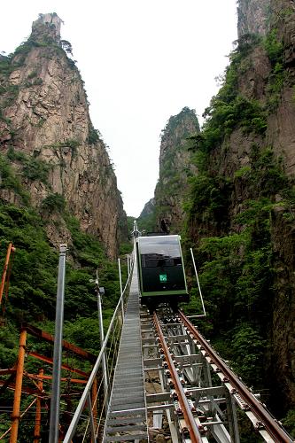 7月9日,新建的观光缆车在黄山西海大峡谷运营途中。新华社发(施广德 摄)