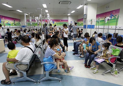 7月10日,患儿在上海复旦大学附属儿科医院内输液。近日,上海复旦大学附属儿科医院连续两周门诊量持续走高,前往就诊的患儿较平日增加三成,除高温情况下儿童患病概率上升外,就诊量高也与暑假方便患儿诊治有关。自6月21日以来,上海复旦大学附属儿科医院每天的门诊总量在7500至8500号之间。据悉,医院方面已经积极拟定多重措施以改善服务,包括调整医疗流程和拓宽挂号模式,减少门诊人流的滞留量。新华社发 (丁汀 摄)