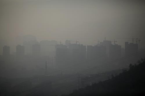 这是10月9日拍摄的西宁市晨曦雾霾。近日,西宁市研究制定了《大气污染综合治理行动方案》,开展城市扬尘污染治理、机动车排气污染治理、煤烟尘污染、工业污染、生态保护和建设、社会参与和防治工程6大方面计29项治理工作,重拳治理大气污染。近年来,随着城镇化、工业化进程实施,西宁市大面积拆迁施工导致二次扬尘和土壤沙尘污染日益严重,同时工业源、机动车、煤烟等排放增加,全市以可吸入颗粒物为主的大气污染问题日益凸显,区域环境空气质量形势不容乐观。 新华社记者 杨寿德 摄