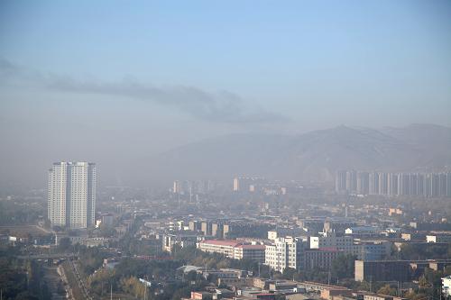 这是10月9日拍摄的西宁市晨曦雾霾。 新华社记者 杨寿德 摄