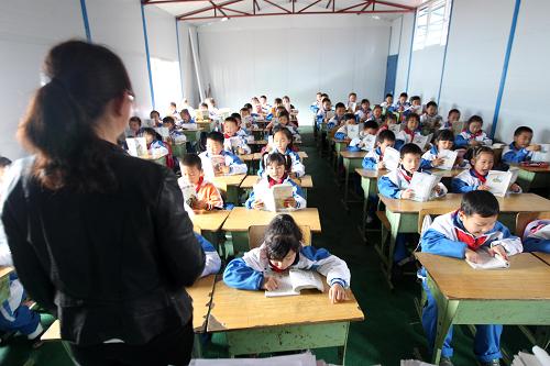 5月2日,在四川省雅安市天全县第一完全小学,孩子们在板房内开始震后的第一节课。新华社发(张晓理 摄)