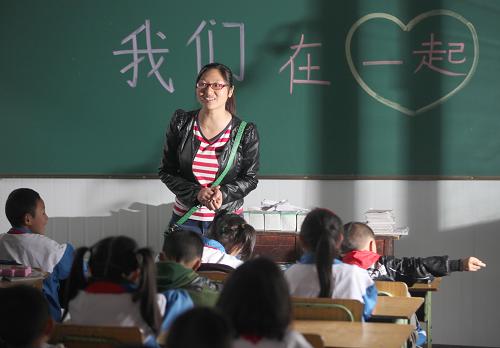 5月2日,在四川省雅安市天全县第一完全小学,孩子们在板房内开始震后的第一节课。新华社发(张晓理 摄)