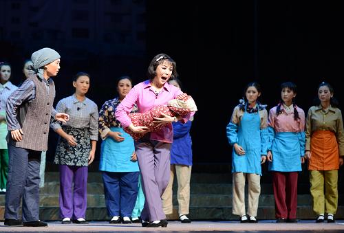 10月11日,山东省吕剧院演员在第十届中国艺术节开幕式上演出吕剧《百姓书记》。新华社记者 朱峥 摄