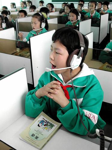图为延安育才小学(原保育小学)的孩子们在语音教室里学英语(2001年6月26日摄)。延安城乡已全部普及了九年义务教育,教学条件大为改观。新华社记者 陶明 摄