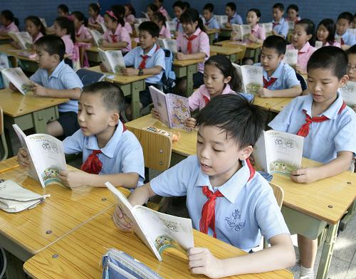 2007年9月1日,北京市近120万中小学生迎来新学年。新学期开始,在北京市城区公办学校义务教育阶段学校就读的、具有本市户籍的学生免交杂费,城区内农村户籍的学生还同时免交教科书费。由于此前北京市农村地区义务教育已执行免收杂费的规定,北京市实现义务教育阶段杂费全免,惠及学生近90万人。新华社记者 陈建力 摄