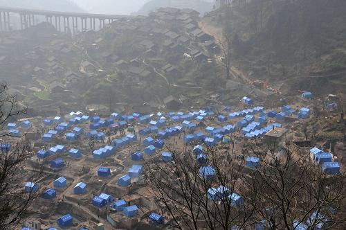 1月27日,在贵州镇远县报京侗寨,数顶临时救灾帐篷已经搭建而起。拥有300多年历史的贵州镇远县报京侗寨25日晚失火,烧毁房屋100余栋。记者从镇远县人民政府了解到,此次大火造成侗寨核心区超半数住户受灾。火灾发生后,当地紧急调拨帐篷、棉被、棉衣、大米等救灾物资发放到灾民手中,确保灾民有饭吃、有衣穿、有地方住。同时也陆续收到社会爱心人士的捐款捐物。目前,起火原因和财产损失仍在进一步调查核实中。新华社记者 李黔渝 摄