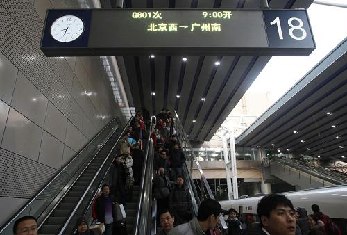 12月26日,在北京西站,乘坐前往广州的G801次高铁的旅客陆续进站。新华社记者 王申 摄