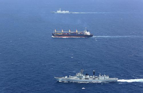3月18日,中国海军第十四批护航编队的指挥舰哈尔滨舰(前)与第十三批护航编队的的黄山舰(后)在亚丁湾共同为途经商船护航。新华社发(王长松摄)
