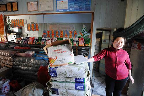 2月20日,黑龙江阿城利民种苗商店店主王艳玲告诉记者,自家种苗店与往年相比,农民购种显得冷清得多。新华社记者 王建威 摄