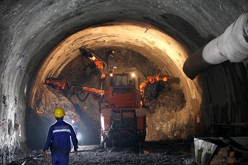 4月25日,中铁隧道集团的三臂凿岩台车在雅康高速二郎山隧道掘进工地打炮眼。新华社发(张晓理 摄)