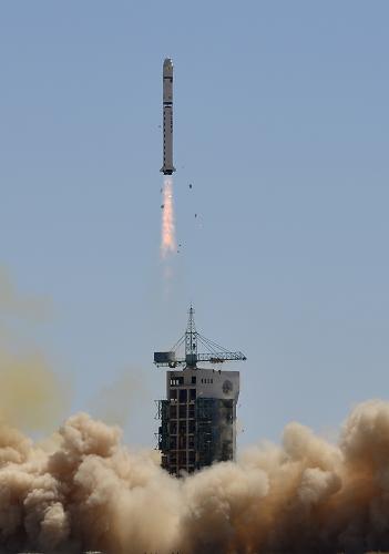 4月26日,“长征二号丁”运载火箭点火发射。新华社记者 王鹏 摄