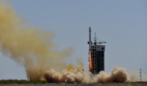 4月26日,“长征二号丁”运载火箭点火发射。 2013年4月26日12时13分,我国在酒泉卫星发射中心用“长征二号丁”运载火箭,将“高分一号”卫星发射升空,卫星顺利进入预定轨道。这是我国重大科技专项高分辨率对地观测系统的首发星。此次任务还成功搭载发射了两个荷兰卫星分配器和三颗分别由厄瓜多尔、阿根廷和土耳其研制的小卫星。 “高分一号”卫星由中国航天科技集团公司所属空间技术研究院航天东方红卫星有限公司研制,卫星突破了高空间分辨率、多光谱与宽覆盖相结合的光学遥感等关键技术,设计寿命5至8年。卫星主要用户为国土资源部、农业部和环境保护部。高分辨率对地观测系统工程是《国家中长期科学和技术发展规划纲要(2006-2020)年》确定的重大专项之一。 用于此次发射的“长征二号丁”运载火箭由中国航天科技集团公司所属上海航天技术研究院研制。这是长征系列运载火箭的第175次发射。新华社记者 王鹏 摄