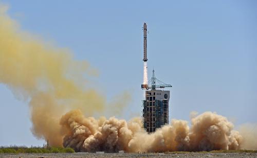 4月26日,“长征二号丁”运载火箭点火发射。新华社记者 王鹏 摄