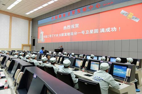 4月26日,工作人员在指控大厅宣布发射成功。新华社记者 王鹏 摄