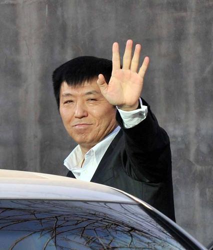 11月19日,李某某律师张起淮在进入法院前向记者挥手。当日,李某某等五人强奸案在北京市第一中级人民法院二审开庭。北京市海淀区法院9月26日对李某某等五人强奸案作出一审判决,以强奸罪分别判处李某某有期徒刑10年;王某(成年人)有期徒刑12年,剥夺政治权利2年;魏某某(兄)有期徒刑4年;张某某有期徒刑3年,缓刑5年;魏某某(弟)有期徒刑3年,缓刑3年。一审宣判后,被告人李某某及其法定代理人,被告人王某提出上诉,北京市第一中级人民法院10月11日立案受理。新华社记者 李文 摄