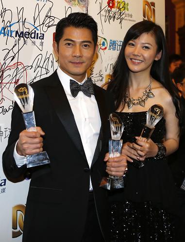 11月18日,最佳男演员奖得主郭富城与最佳女演员奖得主杨子姗在英国伦敦举行的第五届万像国际华语电影节闭幕式暨颁奖仪式后合影。当日,第五届万像国际华语电影节在英国伦敦落幕。演员郭富城与杨子姗分别凭借电影《全民目击》与《致我们终将逝去的青春》获得最佳男演员奖与最佳女演员奖。新华社记者 王丽莉 摄