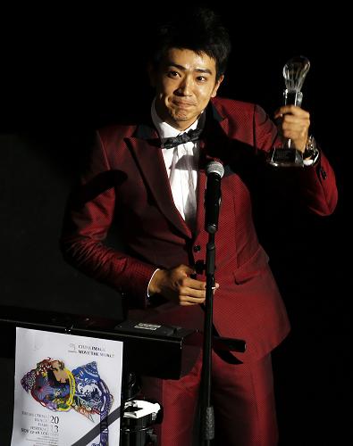 11月18日,新晋男演员奖得主李岷城在英国伦敦举行的第五届万像国际华语电影节闭幕式暨颁奖仪式上致辞。新华社记者 王丽莉 摄