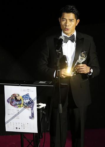 11月18日,最佳男演员奖得主郭富城在英国伦敦举行的第五届万像国际华语电影节闭幕式暨颁奖仪式上致辞。新华社记者 王丽莉 摄
