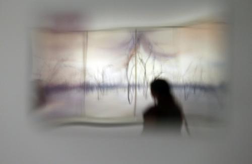8月26日,观众在中国美术馆欣赏大陆画家范勃的布面油画作品《清林》。新华社记者任正来摄
