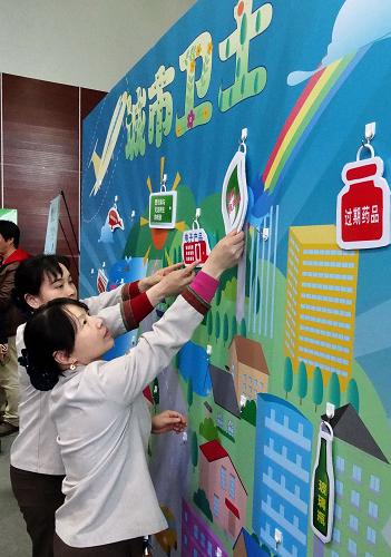 4月11日,社区工作人员在启动仪式上学习有关垃圾分类的知识。新华社记者 李欣 摄