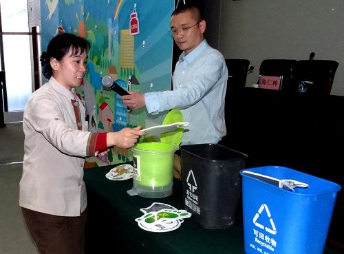 4月11日,技术人员在启动仪式现场向社区工作人员讲解垃圾分类的知识。当日,首个“绿色社区”服务示范项目在北京朝阳区双井街道启动。启动仪式上,中国再生资源回收利用协会为100多名社区再生资源回收人员、物业管理人员、社区垃圾分类指导员、垃圾分类分拣员、社区环保志愿者和居民代表进行垃圾分类现场培训,并举办绿色讲堂演讲活动。据中国再生资源回收利用协会介绍,成立“绿色社区”旨在树立居民的社会责任心和培养环保意识,提高社区再生资源回收从业人员的业务素质和技能水平,倡导城市垃圾分类的生活理念。新华社记者 李欣 摄