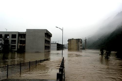 7月9日,四川绵阳北川老县城因暴雨被淹。记者从北川县了解到,8日至9日凌晨4时,北川羌族自治县境内持续暴雨,最大降雨量超过300毫米。北川老县城“5·12”地震遗址目前已全部被淹,最深处超过7米。据初步统计,暴雨灾害造成全县2人失踪,15个乡镇4.2万多人受灾。新华社发(王关伦 摄)