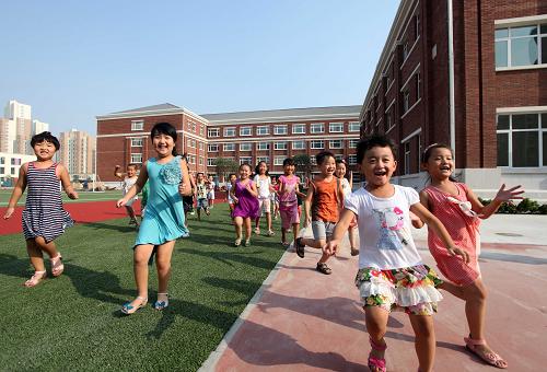 8月26日,天津北辰区秋怡小学一年级新生在正式开学前到校培训并参观新校园。当日,天津保障性住房配套学校——北辰区秋怡小学正式竣工投入使用。该学校是天津现有保障性住房配套学校中规模最大的一所,占地面积12000平方米,可容纳24个教学班、960名学生,主要服务北辰区秋怡家园附近的公租房、经适房、限价房等保障性住房小区的适龄学生。目前,首批招收的60余名一年级新生即将开学。新华社发(刘东岳 摄)