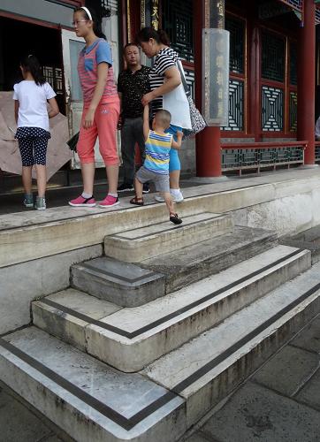 颐和园内许多景点的石阶上都粘贴了防滑条(7月9日摄)。日前,北京颐和园管理处在园内的佛香阁、北宫门三孔桥、仁寿殿等9处石质台阶安装了8000米的防滑条,保障游客安全参观游览。石台阶是颐和园古建筑的重要组成部分,经过多年的游人踩踏,石台阶的表面十分光滑,雨雪天气易发生游人滑倒事件。这种新型防滑条能够有效地起到防滑作用,同时对石台阶没有伤害,经过测试符合保护古建筑的要求。暑期之前,颐和园还对全园19处无障碍坡道进行了坡道钢架结构、新型复合防滑地板坡面改造,并在主景区形成两条共计10公里的环形无障碍游览线路,沿途设有卫生间、电话亭等服务配套设施。新华社记者 李欣 摄