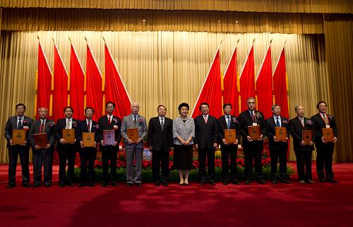 6月13日,中共中央政治局委员、国务委员刘延东(左八)、中国科学院院长白春礼(左九)和中国工程院院长周济(左七)与2012年度第九届光华工程科技奖获得者合影。新华社记者 金立旺 摄