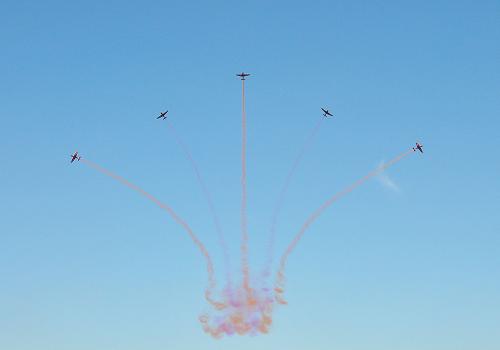 8月30日,空军航空大学“天之翼”飞行表演队在表演。 新华社记者 张建 摄