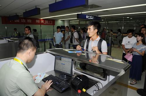 8月30日,在宁夏银川河东国际机场,乘客们在进行安检,准备乘坐首班直飞香港的飞机。当日,宁夏银川河东国际机场新增银川至香港直飞航线。据了解,直航机型为空客A320,航班号MU213/4,每周一、五执行。每周一银川起飞时间为8时30分,12时05分抵达香港;香港起飞时间为13时05分,16时40分抵达银川。每周五银川起飞时间为7时整,10时20分抵达香港;香港起飞时间为12时30分,16时05分抵达银川。新华社记者 李然 摄