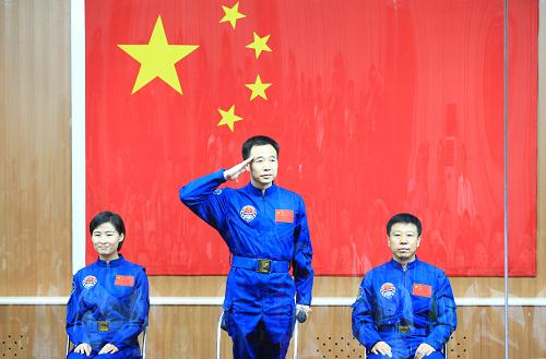 6月15日,首次载人交会对接任务航天员景海鹏(中)、刘旺(右)和刘洋与记者见面。新华社记者 李刚 摄