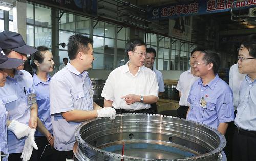 这是7月5日,张高丽考察中航集团成都发动机公司。新华社记者 丁林 摄